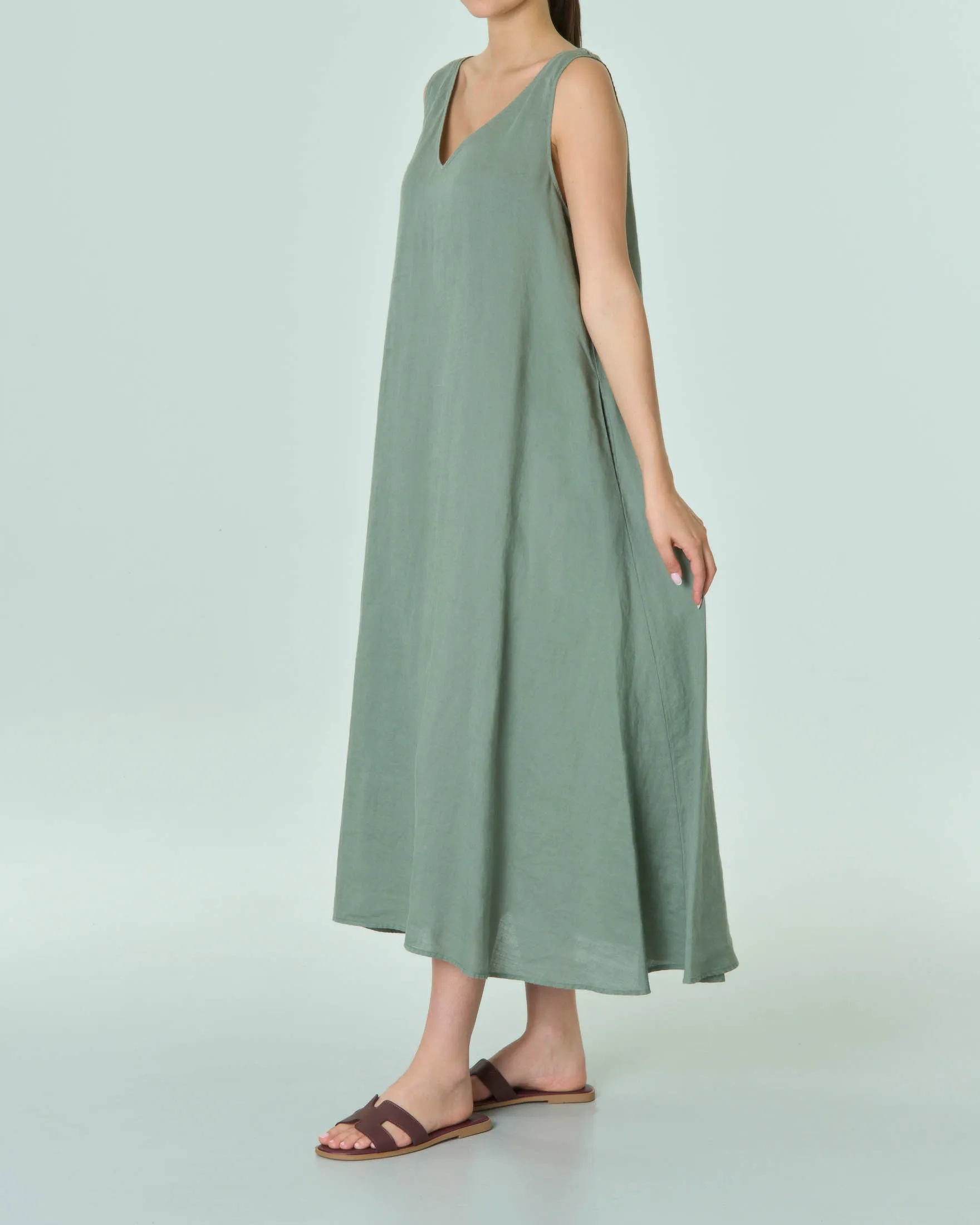 Abito lungo verde militare senza maniche in lino con scollo a V