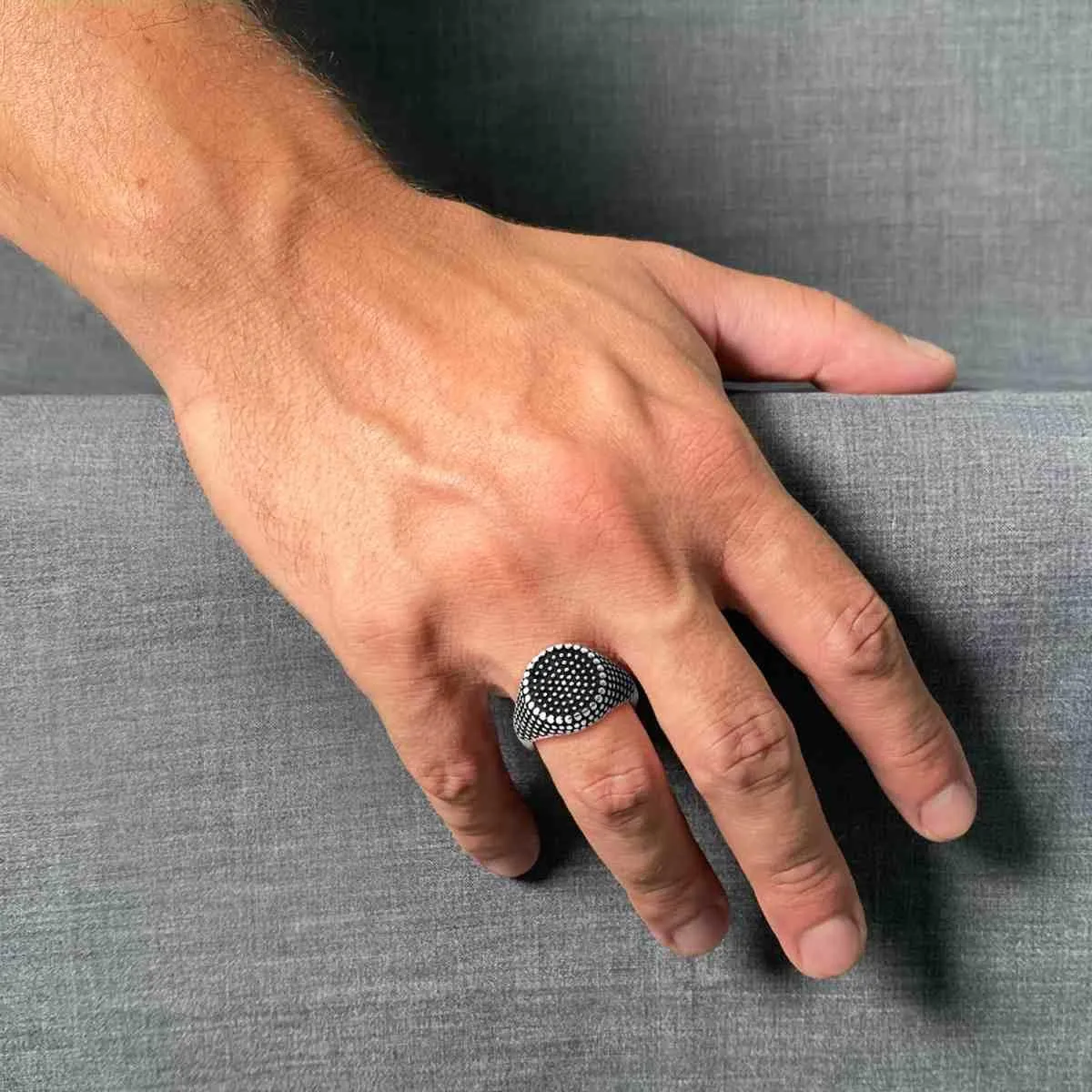 Anello Chevalier Scudo Tondo Pallinato in ACCIAIO Brunito