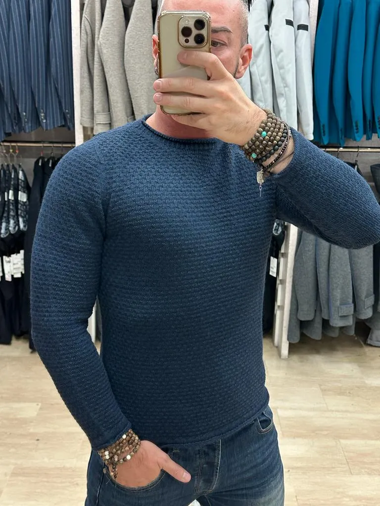 MAGLIONE V2 GIROCOLLO A MANICA LUNGA CON LAVORAZIONE TONO SU TONO LUNGO TUTTO IL MAGLIONE STESSO TINTA UNITA BLU ****