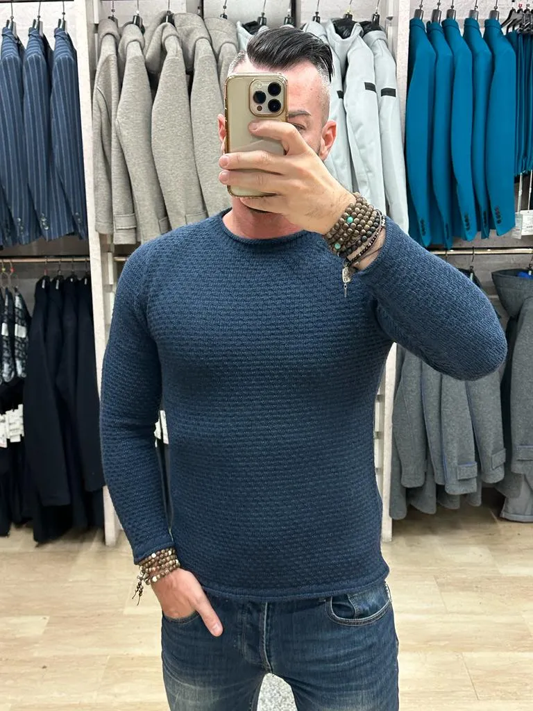 MAGLIONE V2 GIROCOLLO A MANICA LUNGA CON LAVORAZIONE TONO SU TONO LUNGO TUTTO IL MAGLIONE STESSO TINTA UNITA BLU ****