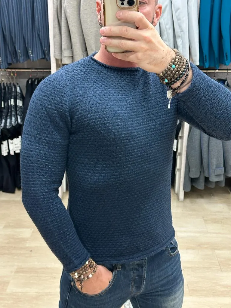MAGLIONE V2 GIROCOLLO A MANICA LUNGA CON LAVORAZIONE TONO SU TONO LUNGO TUTTO IL MAGLIONE STESSO TINTA UNITA BLU ****