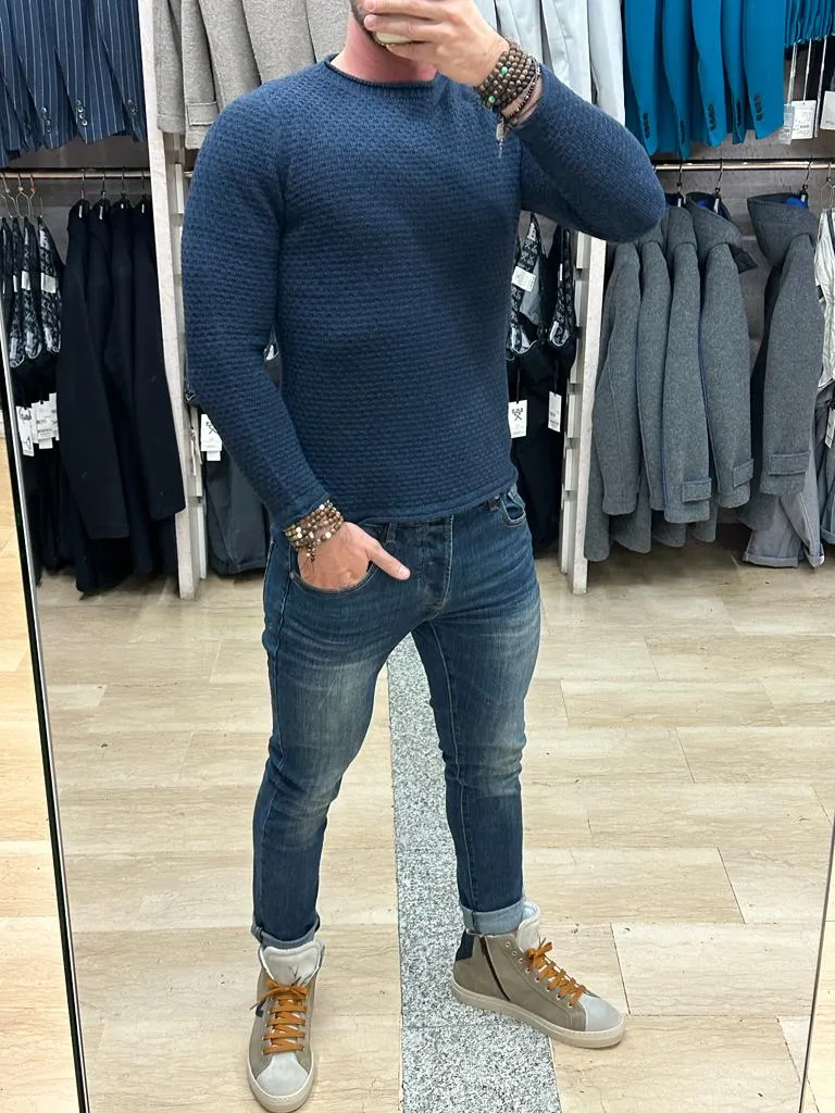 MAGLIONE V2 GIROCOLLO A MANICA LUNGA CON LAVORAZIONE TONO SU TONO LUNGO TUTTO IL MAGLIONE STESSO TINTA UNITA BLU ****