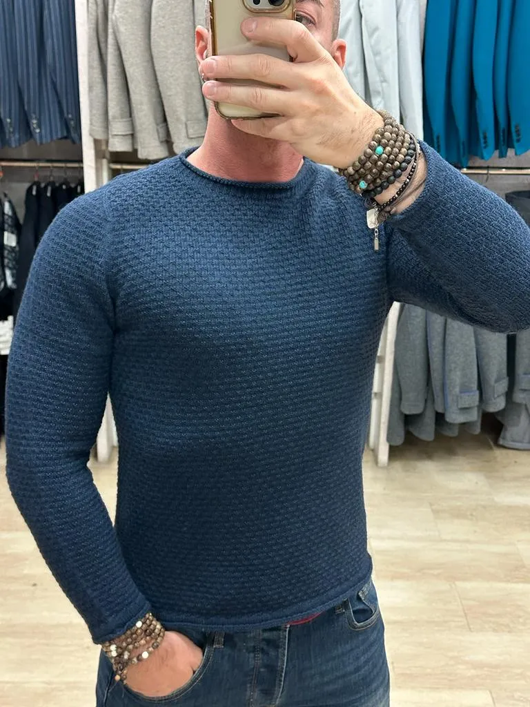 MAGLIONE V2 GIROCOLLO A MANICA LUNGA CON LAVORAZIONE TONO SU TONO LUNGO TUTTO IL MAGLIONE STESSO TINTA UNITA BLU ****